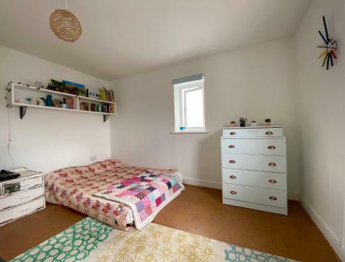 5 Bedroom Modern Home, Totnes - 10 Guests, 7 Day Minimum Booking