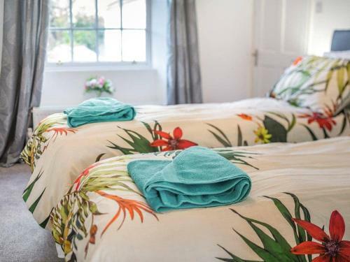 Lovely Villa 1 Double, 1 Double Sofa, 6 Single, And 1bunk Bed