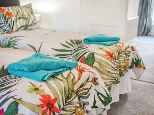 Lovely Villa 1 Double, 1 Double Sofa, 6 Single, And 1bunk Bed