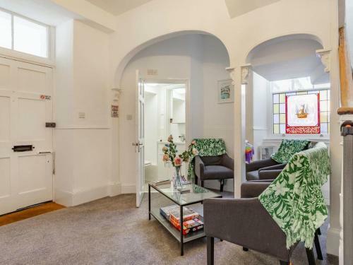Lovely Villa 1 Double, 1 Double Sofa, 6 Single, And 1bunk Bed