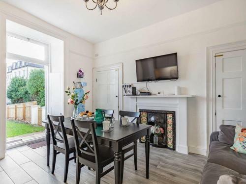 Lovely Villa 1 Double, 1 Double Sofa, 6 Single, And 1bunk Bed