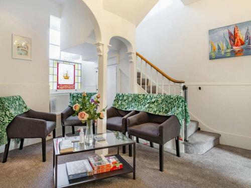 Lovely Villa 1 Double, 1 Double Sofa, 6 Single, And 1bunk Bed