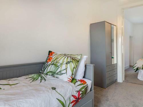 Lovely Villa 1 Double, 1 Double Sofa, 6 Single, And 1bunk Bed