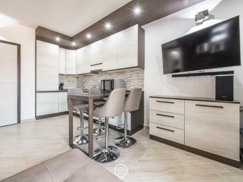 Alba's Apartment - Wifi & Private Parking
