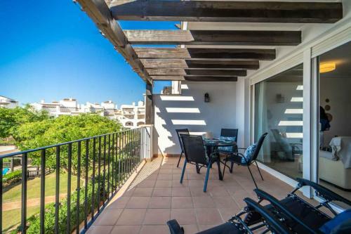 Modern Bright Two Bedroom Apartment With Pool Views - Co1022lt