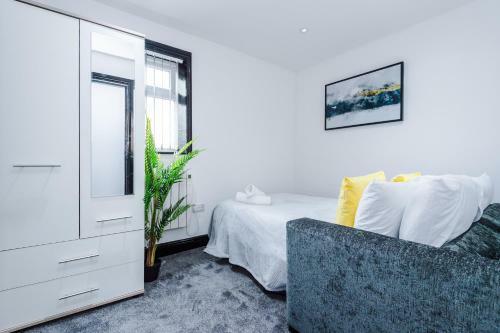 Studio Three, Clarendon Apartments