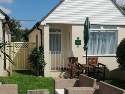 B Bungalow 17 - Uk30640