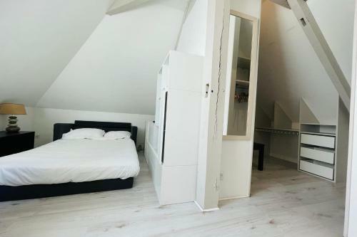 Large House 800 Meters From Tours In Lush Greenery