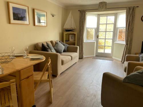 Central 2 Bed House, With Parking And Patio Garden