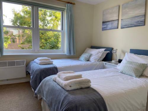 Central 2 Bed House, With Parking And Patio Garden