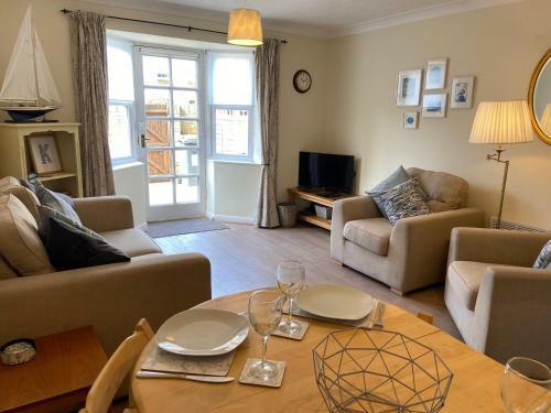 Central 2 Bed House, With Parking And Patio Garden