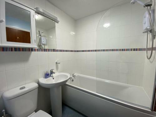 Central 2 Bed House, With Parking And Patio Garden