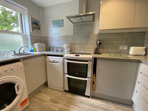 Central 2 Bed House, With Parking And Patio Garden