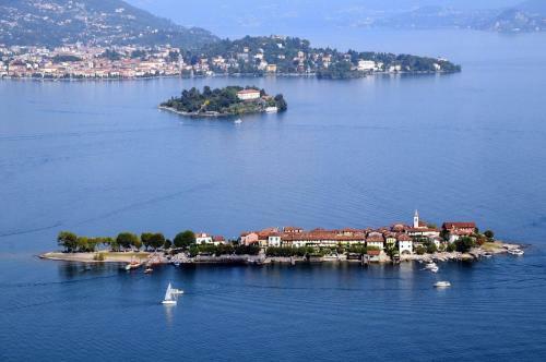 Hostal La Camera Con Vista Lago Al Secondo Piano Della Villa Isabella