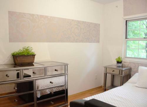 Pet Friendly Travelers Lounge W/ Indoor Fireplace