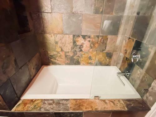 Beautifully Updated 5br Residence Near Uofr/museums/downtown