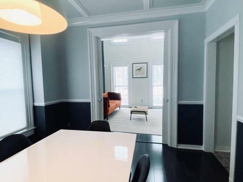 Beautifully Updated 5br Residence Near Uofr/museums/downtown