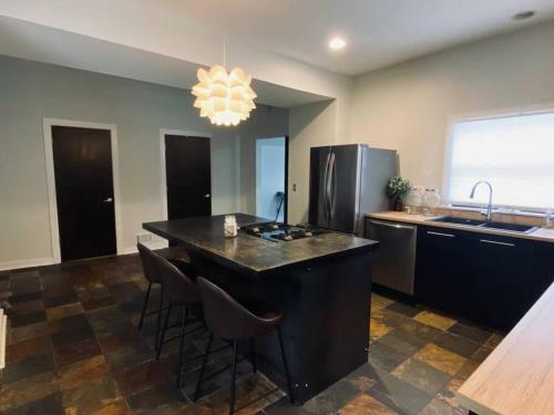 Beautifully Updated 5br Residence Near Uofr/museums/downtown