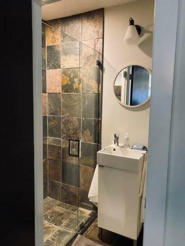 Beautifully Updated 5br Residence Near Uofr/museums/downtown