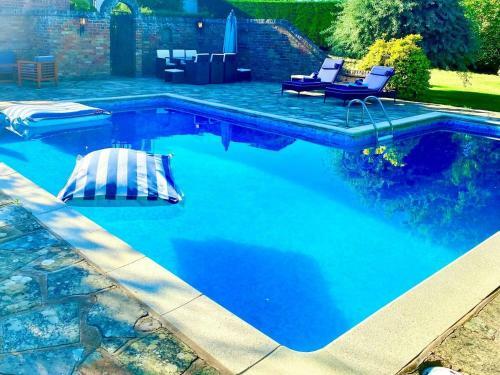 Idyllic Country Retreat With Wow Views & Lush Pool