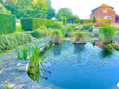 Idyllic Country Retreat With Wow Views & Lush Pool
