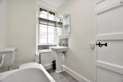 Dove Cottage - Sleeps 6 Near Cartmel
