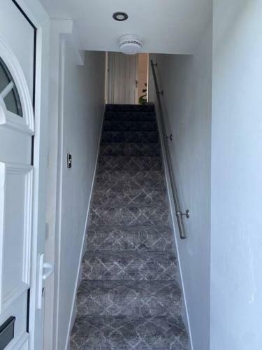 Newly Refurbished 2 Bed Apartment