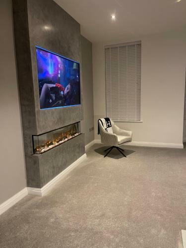 The Hamptons Apartment + Underground Spa Bathroom