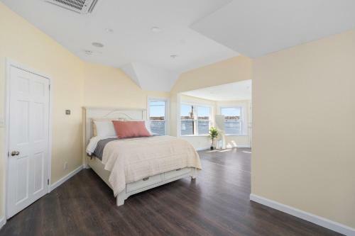 Spacious Coastal Tiverton Waterfront Getaway Cottage