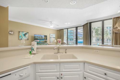 Condo On Bay With Boat Launch And Multiple Pools