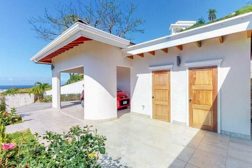 Paradise Villa @coral Views, French Harbour
