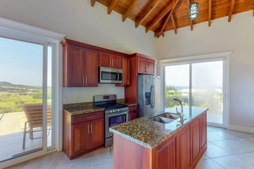 Paradise Villa @coral Views, French Harbour