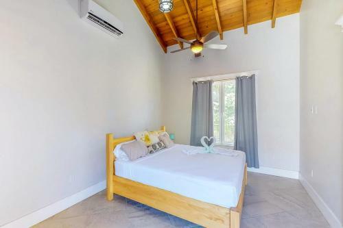 Paradise Villa @coral Views, French Harbour