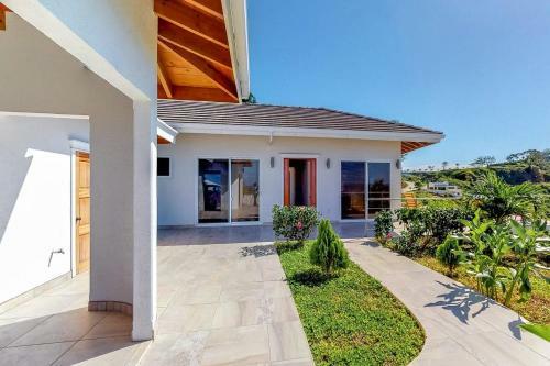 Paradise Villa @coral Views, French Harbour