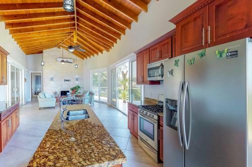 Paradise Villa @coral Views, French Harbour