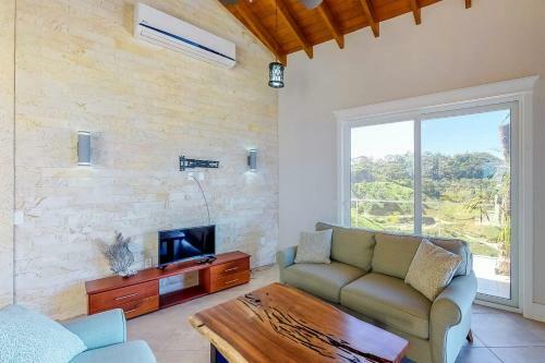 Paradise Villa @coral Views, French Harbour
