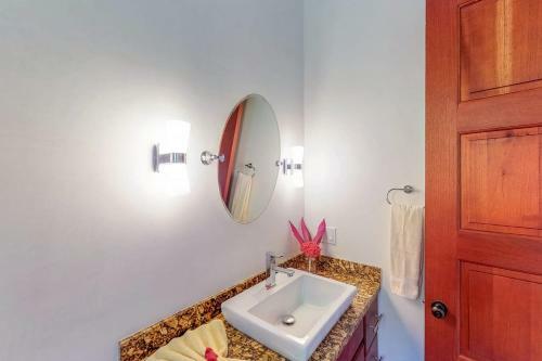 Paradise Villa @coral Views, French Harbour