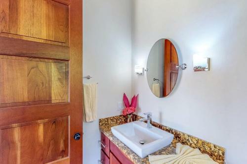 Paradise Villa @coral Views, French Harbour