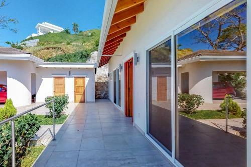 Paradise Villa @coral Views, French Harbour