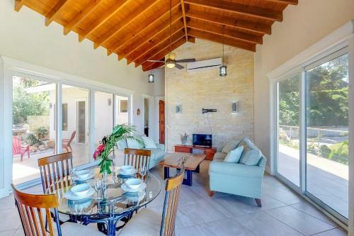 Paradise Villa @coral Views, French Harbour