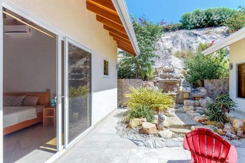 Paradise Villa @coral Views, French Harbour