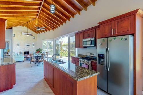 Paradise Villa @coral Views, French Harbour
