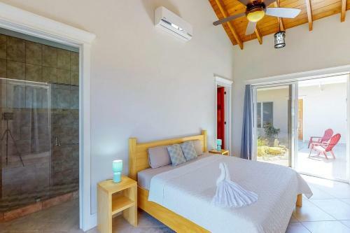 Paradise Villa @coral Views, French Harbour