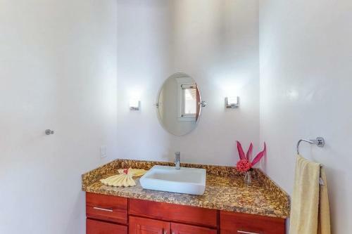 Paradise Villa @coral Views, French Harbour