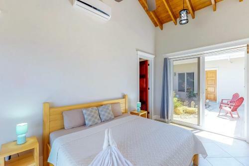Paradise Villa @coral Views, French Harbour