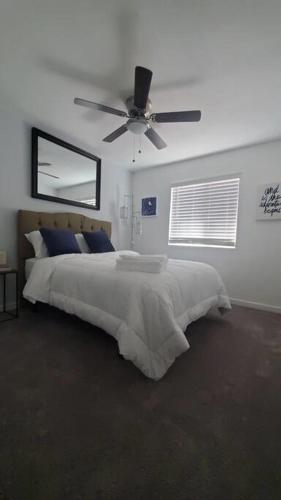 Newly Renovated And Centrally-located Phx Condo