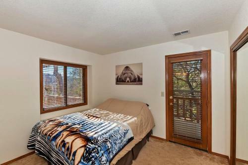 Canyon Castle- W/hot Tub! Near Bear Mountain!