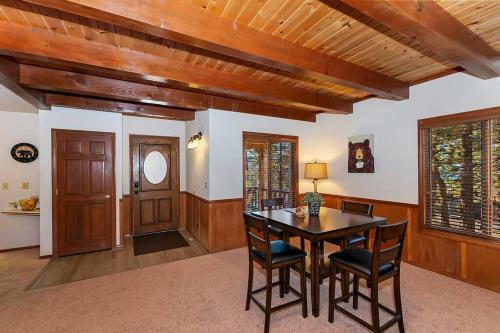 Canyon Castle- W/hot Tub! Near Bear Mountain!