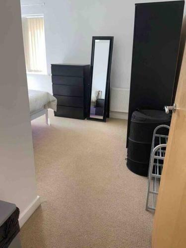 Spacious Apartment W/free Parking And Wi-fi.