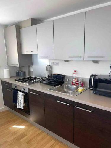 Spacious Apartment W/free Parking And Wi-fi.